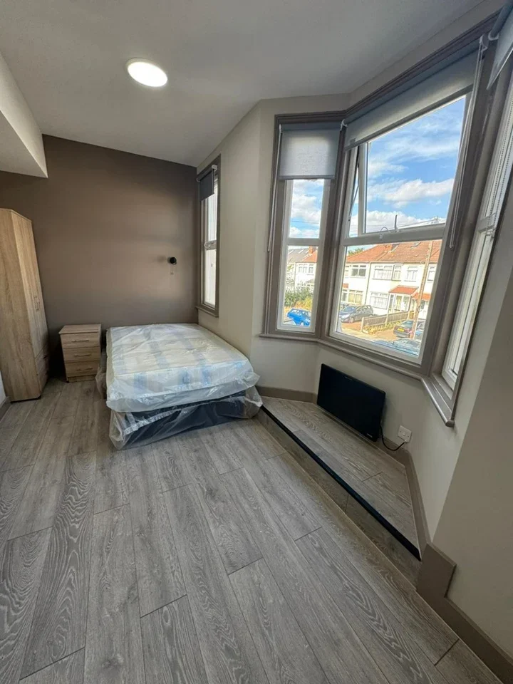 Flat Goldsdown Road in Greater London