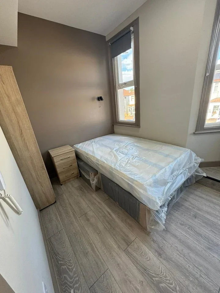 Flat Goldsdown Road in Greater London