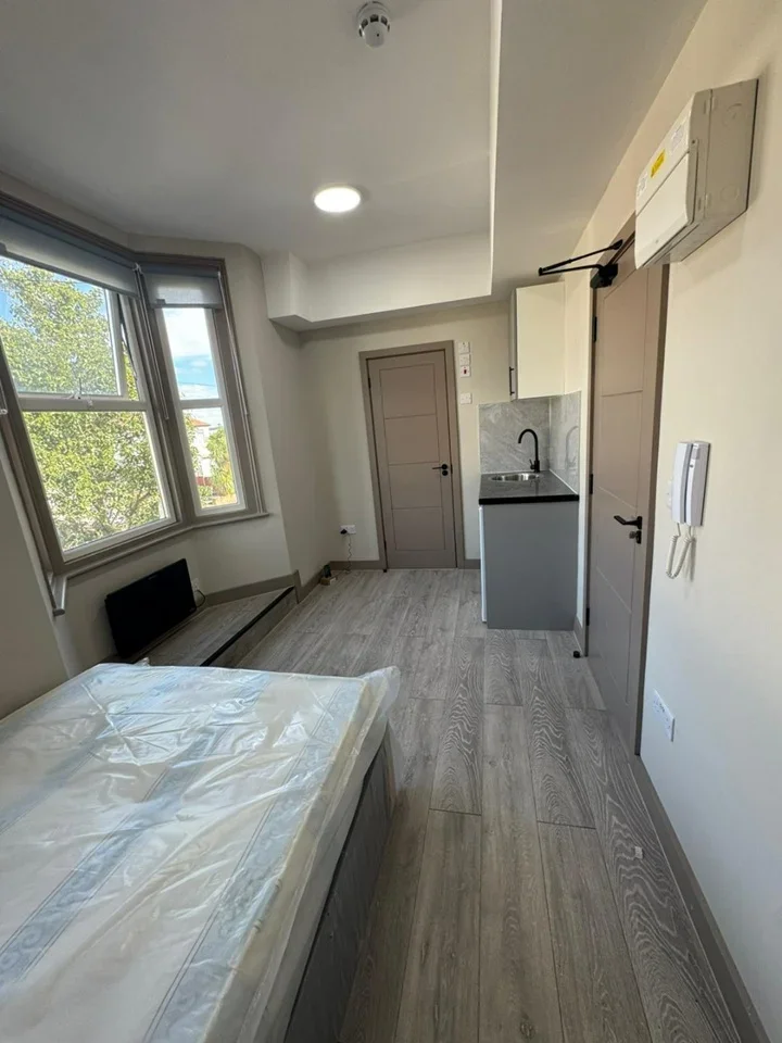 Flat Goldsdown Road in Greater London