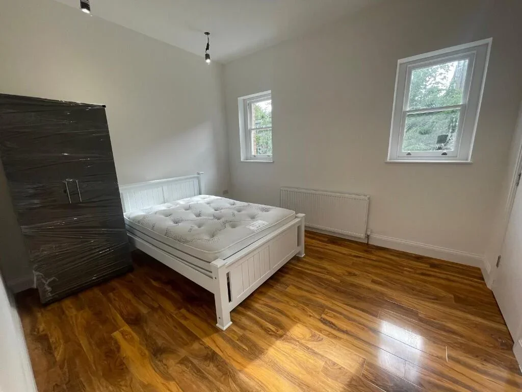 Flat Warham Road in London