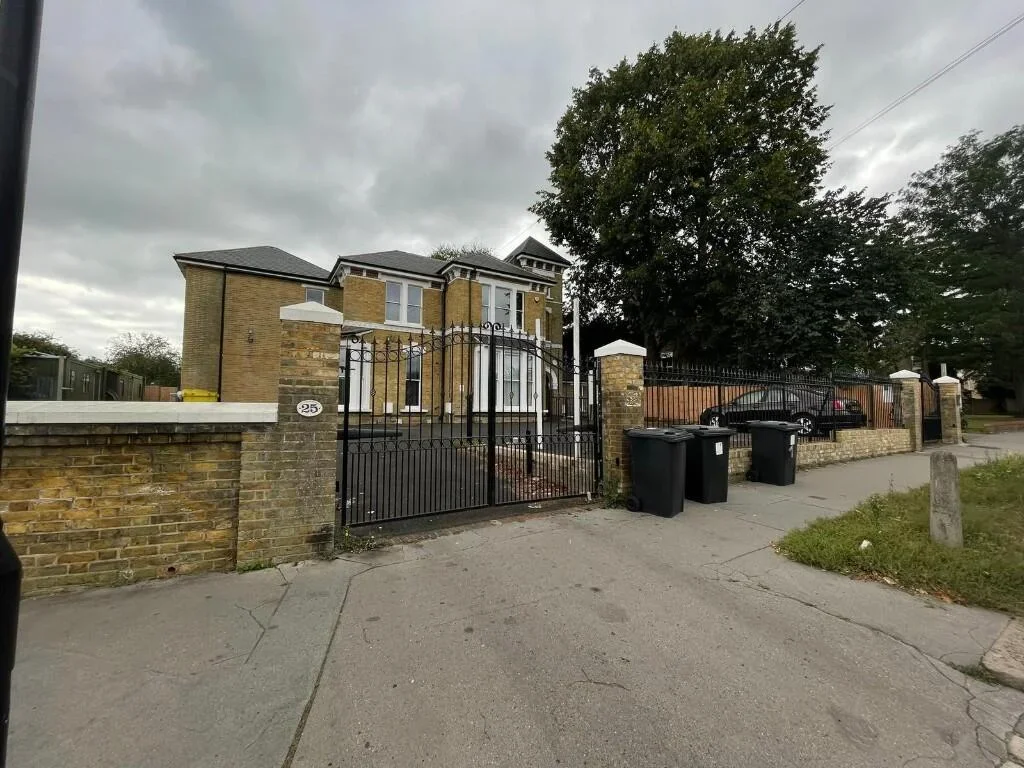 Flat Warham Road in London