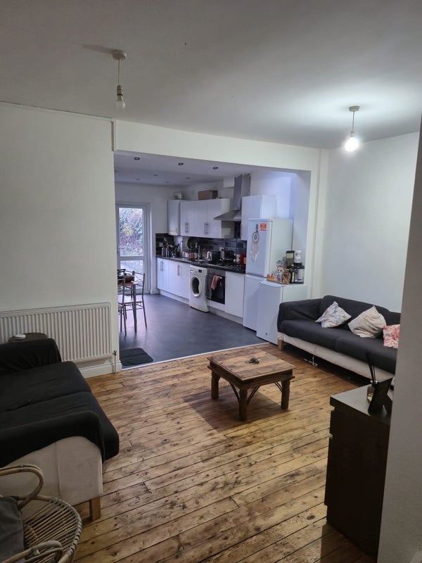 Room Luton Road in Greater London