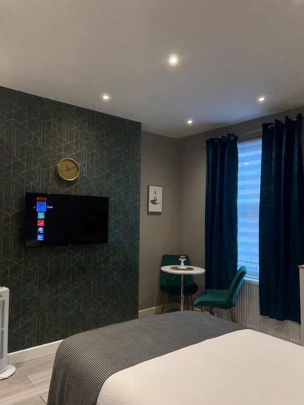 Room Wood Lane in Greater London