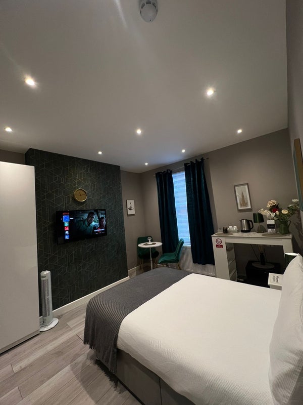Room Wood Lane in Greater London
