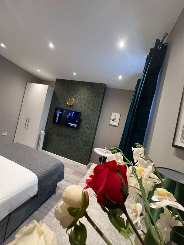 Room Wood Lane in Greater London
