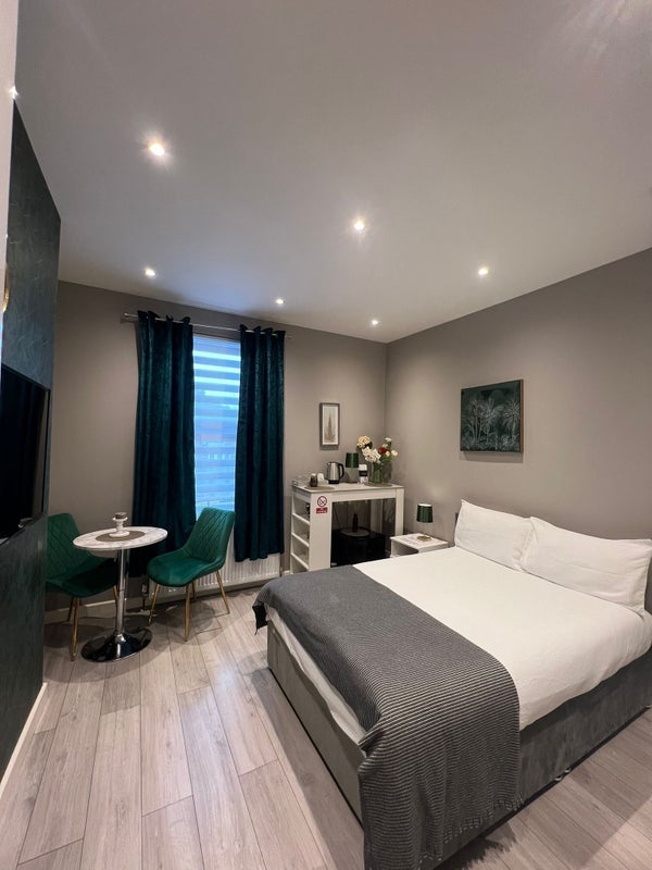 Room Wood Lane in Greater London