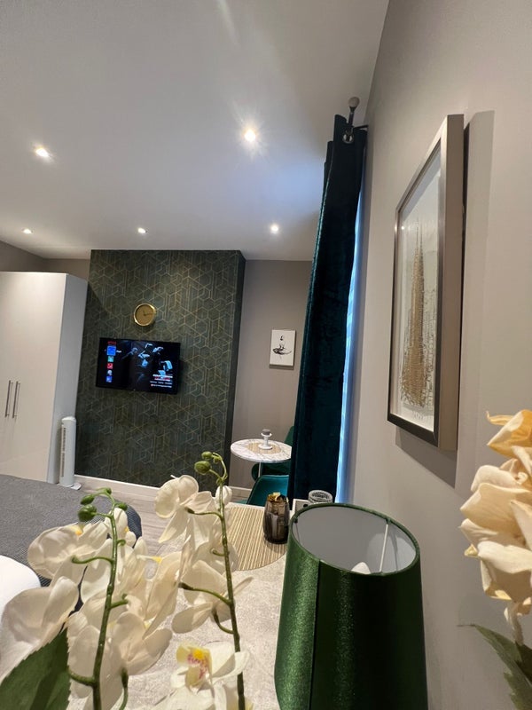 Room Wood Lane in Greater London