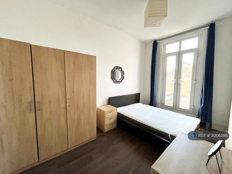 Flat Belmont Road in Greater London