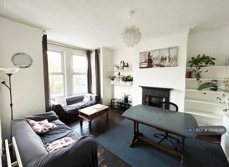 Flat Belmont Road in Greater London
