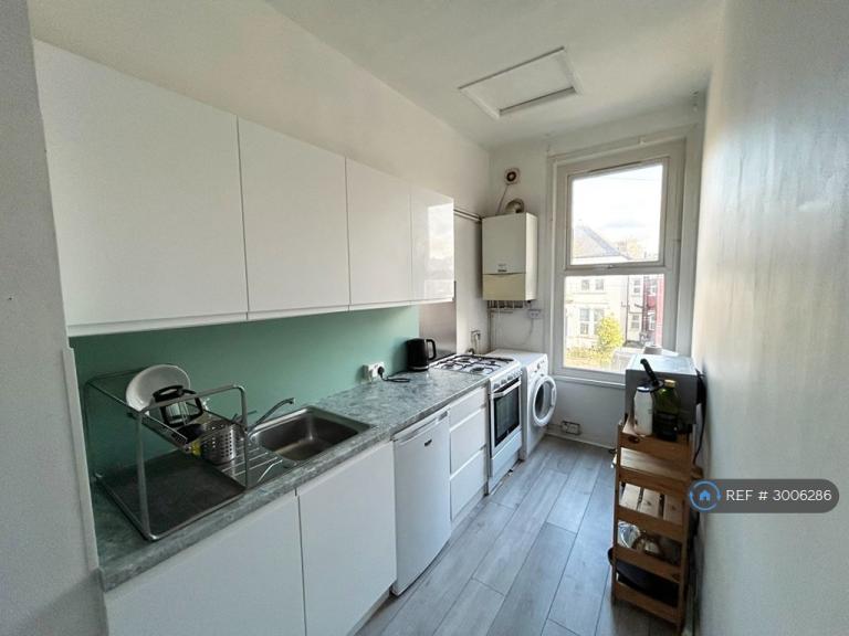 Flat Belmont Road in Greater London