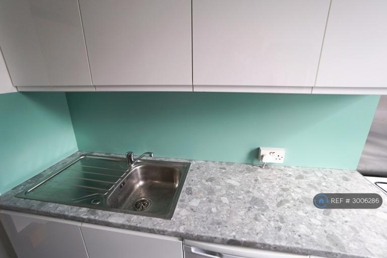 Flat Belmont Road in Greater London