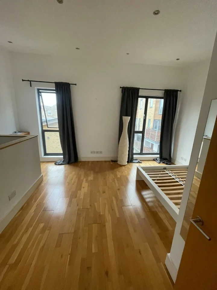 Room Acre Lane in Greater London