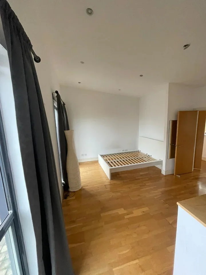 Room Acre Lane in Greater London