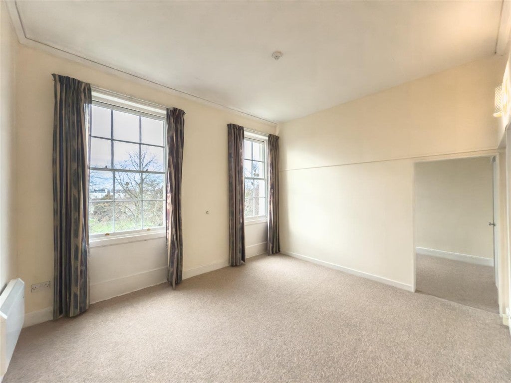 Flat Prestbury Road in Cheltenham