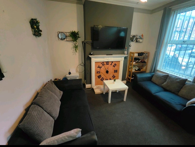 Room Burley Lodge Road in Leeds