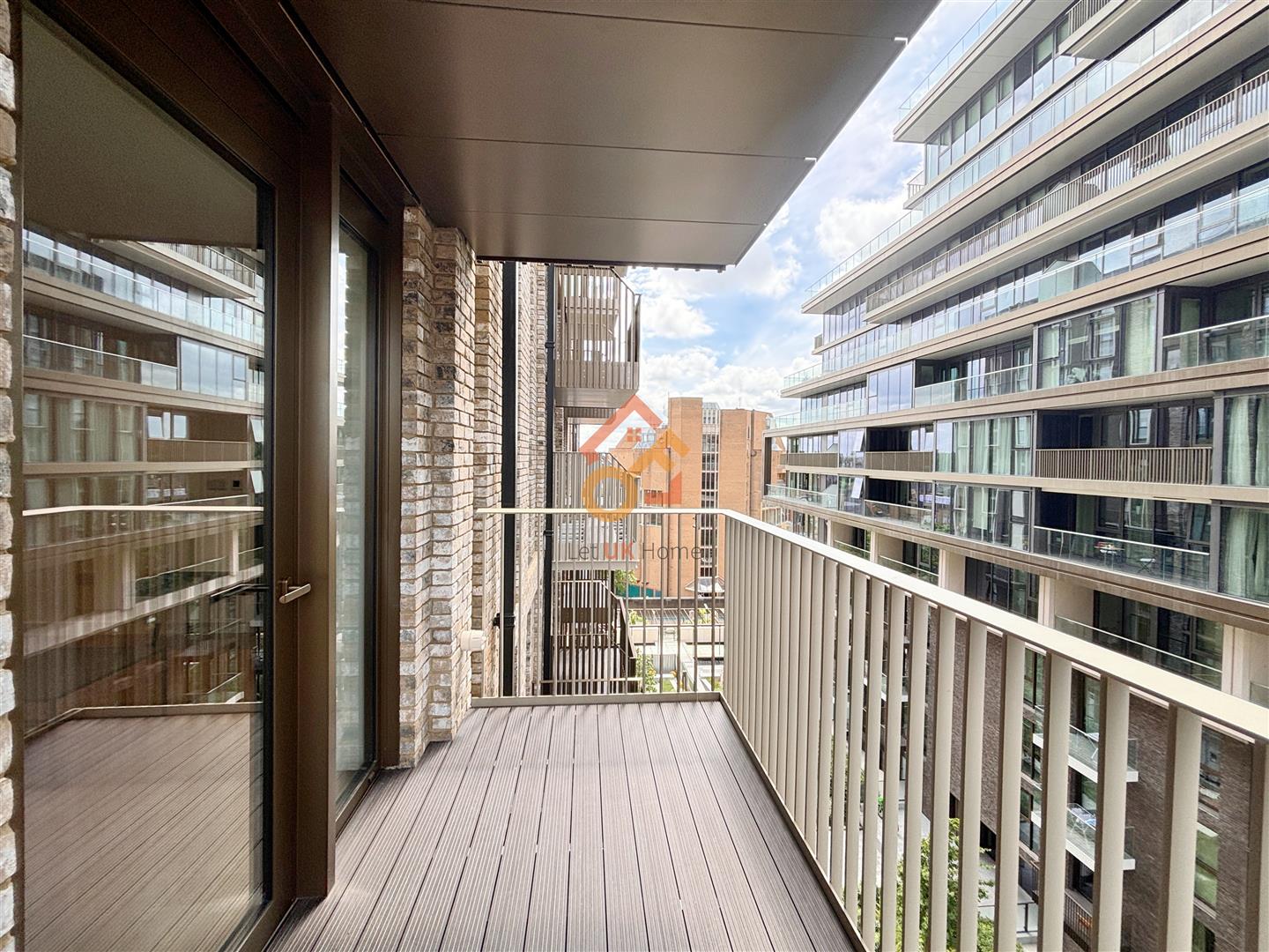Flat Waterside Promenade in Greater London