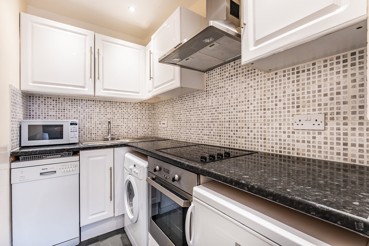 Flat Egerton Gardens in Greater London