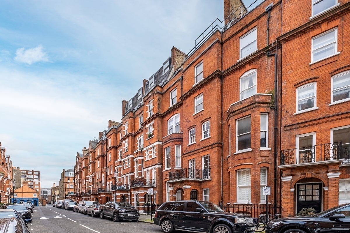 Flat Egerton Gardens in Greater London