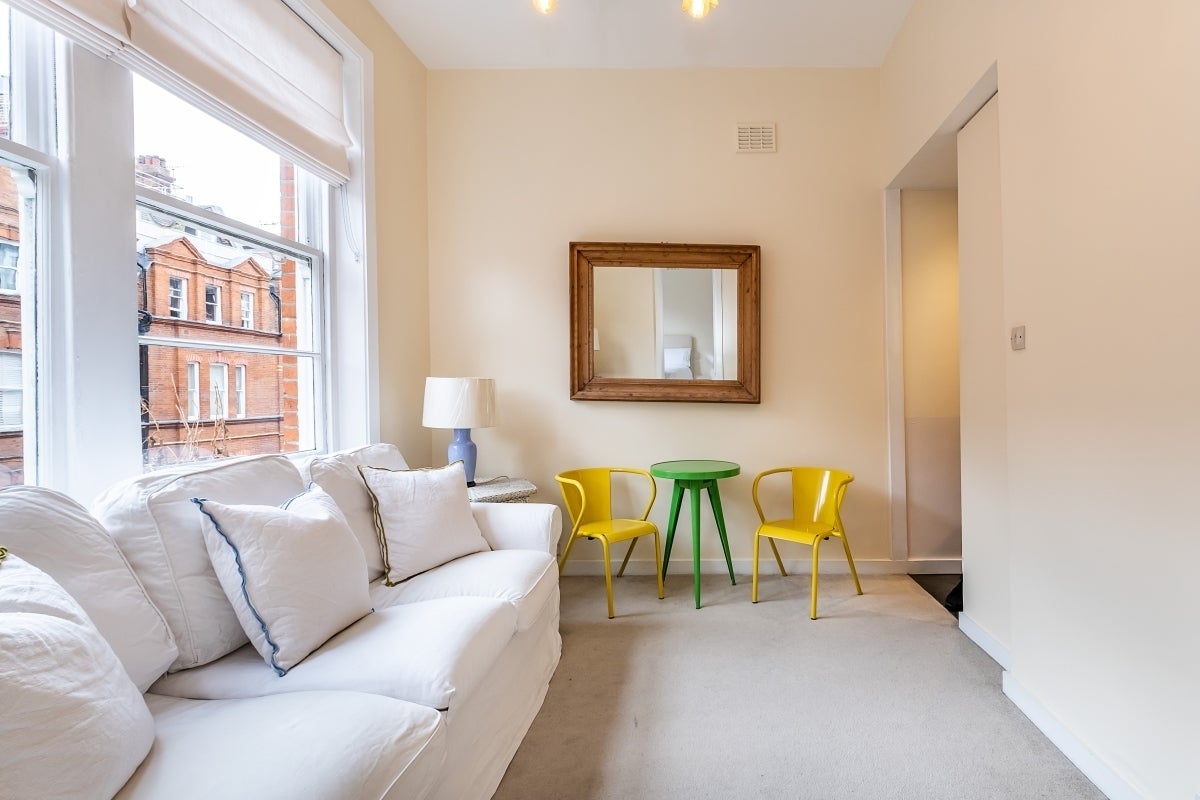 Flat Egerton Gardens in Greater London