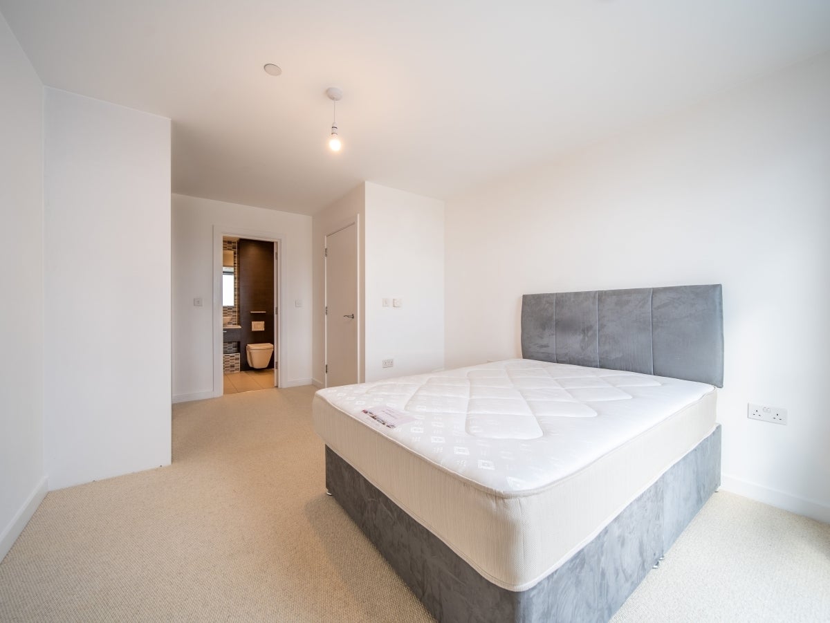 Flat Thurstan Street in Greater London