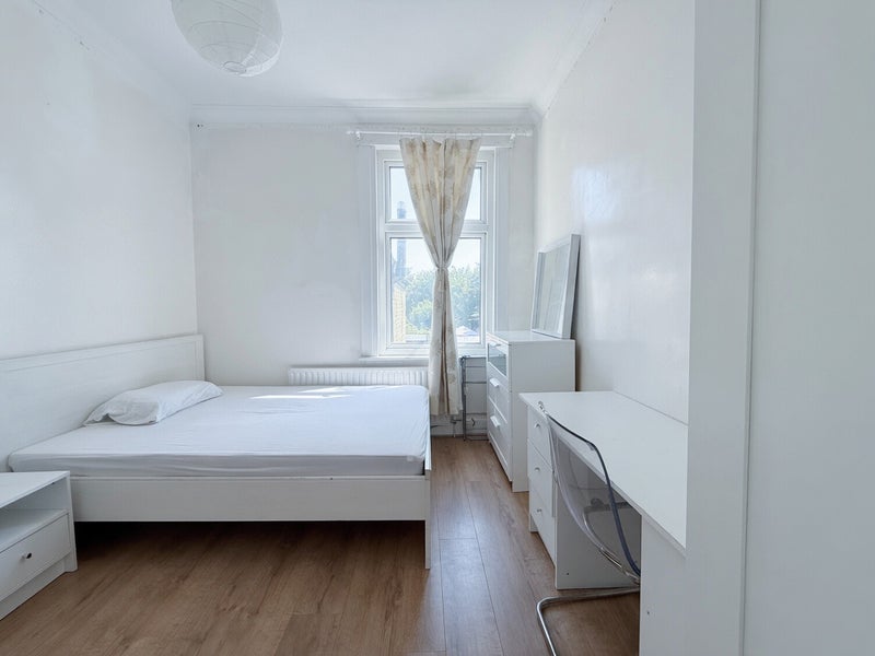 Room Clements Road in Greater London