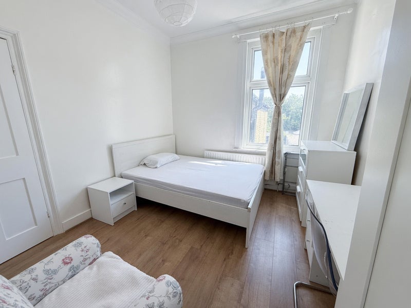 Room Clements Road in Greater London