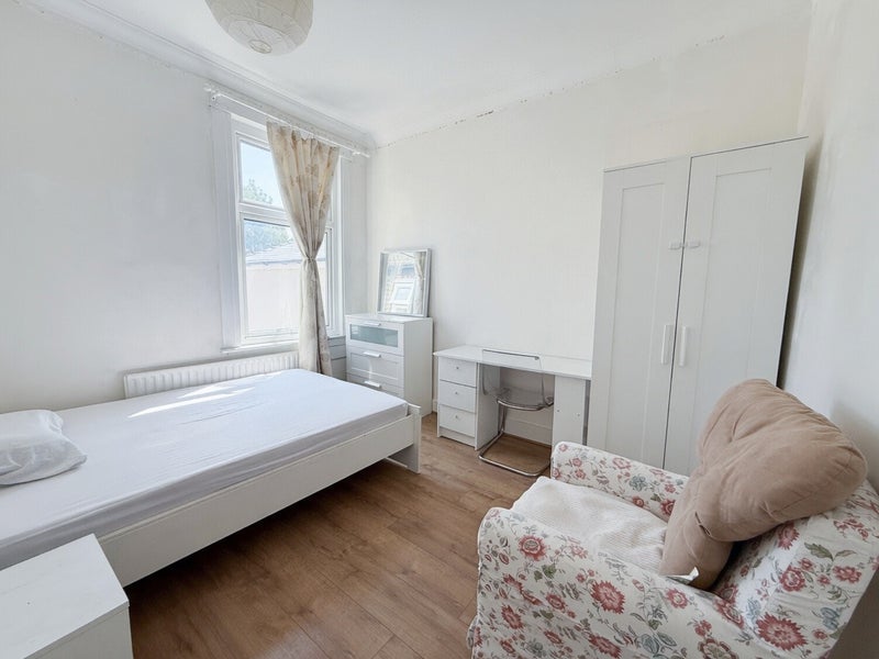 Room Clements Road in Greater London