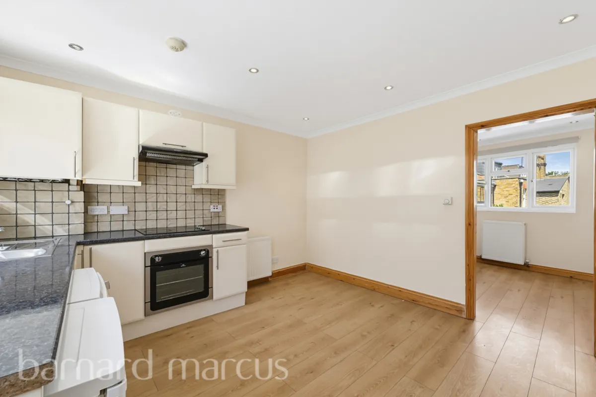 Flat Chiswick High Road in Greater London
