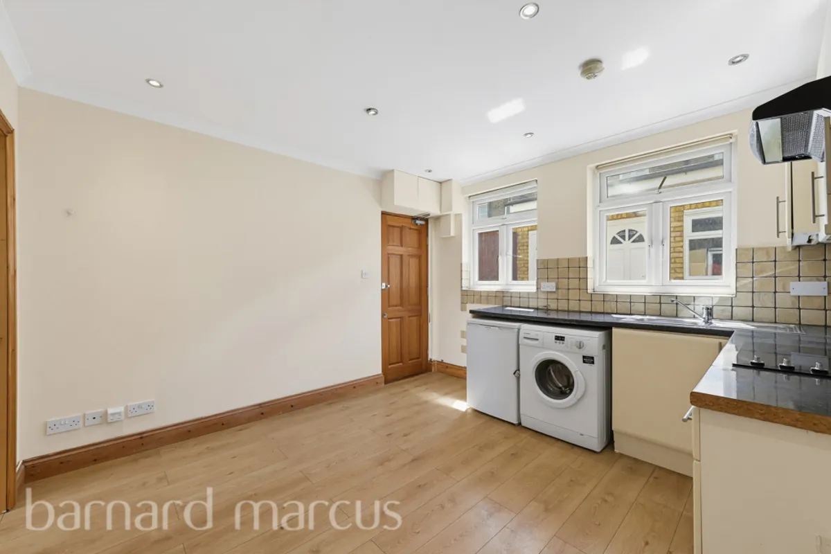 Flat Chiswick High Road in Greater London