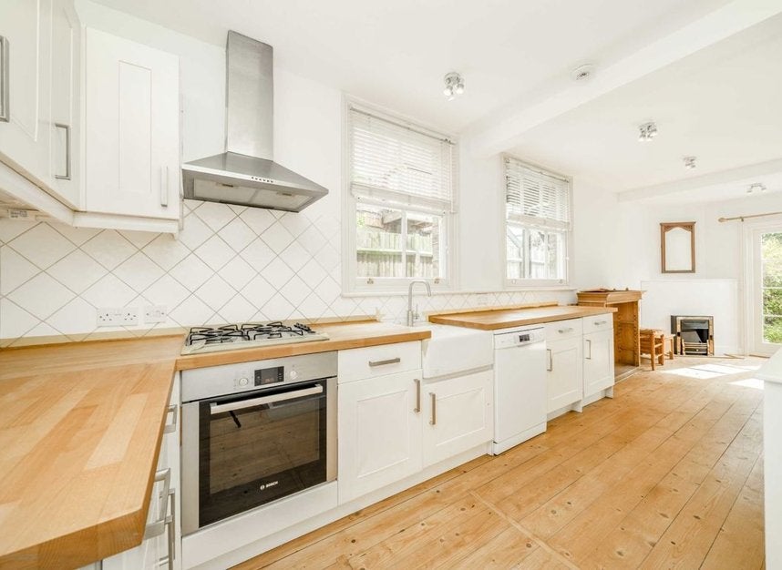 Flat Dalling Road in Greater London