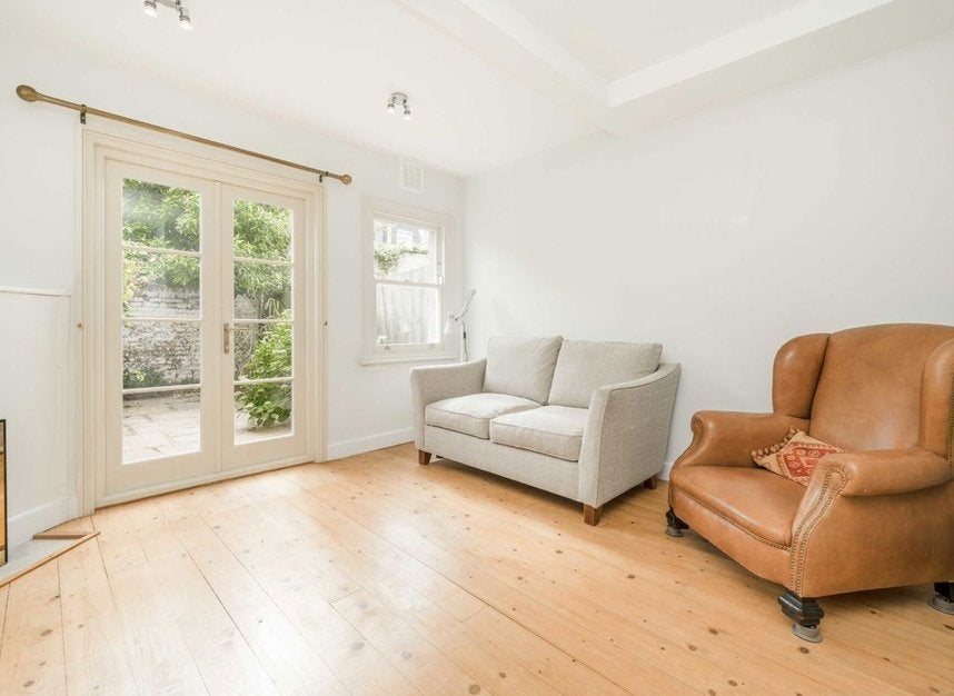 Flat Dalling Road in Greater London