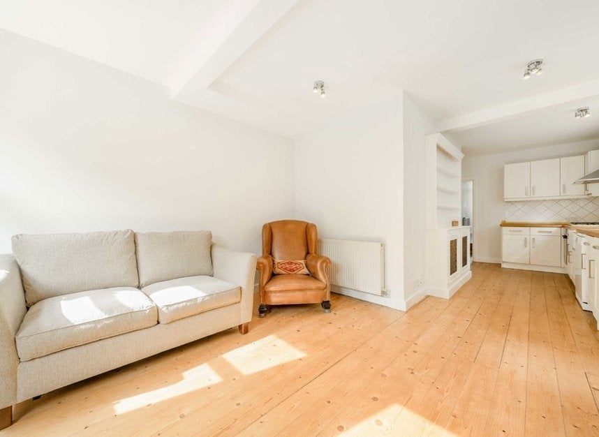 Flat Dalling Road in Greater London