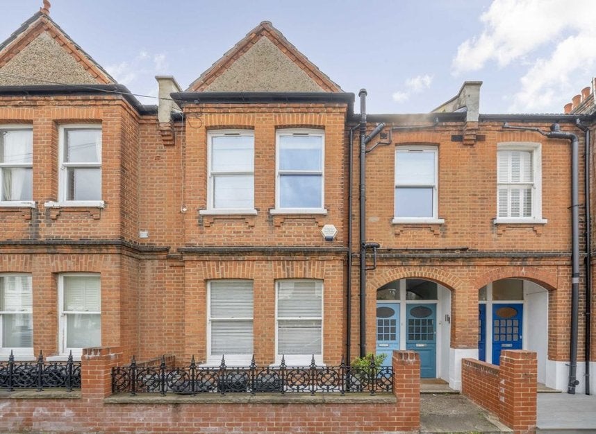 Flat Dalling Road in Greater London