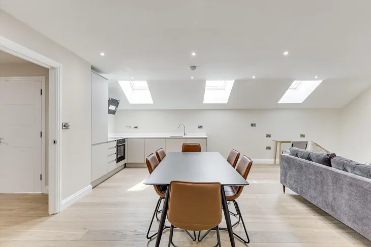 Flat Elsinore Gardens in Greater London
