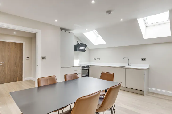 Flat Elsinore Gardens in Greater London