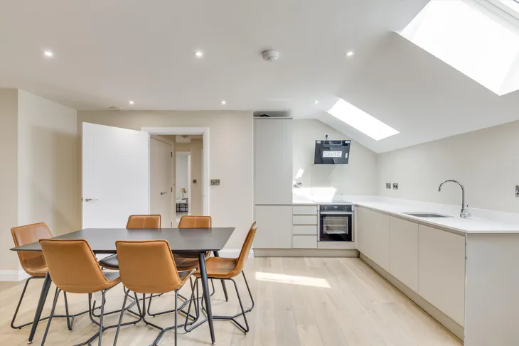 Flat Elsinore Gardens in Greater London