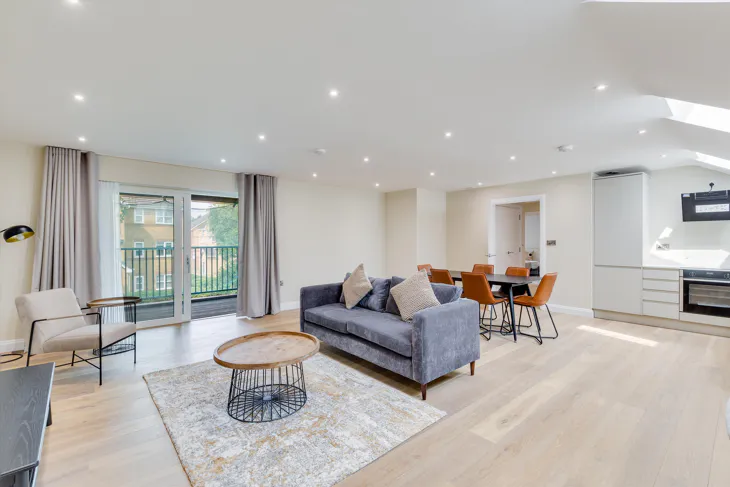 Flat Elsinore Gardens in Greater London