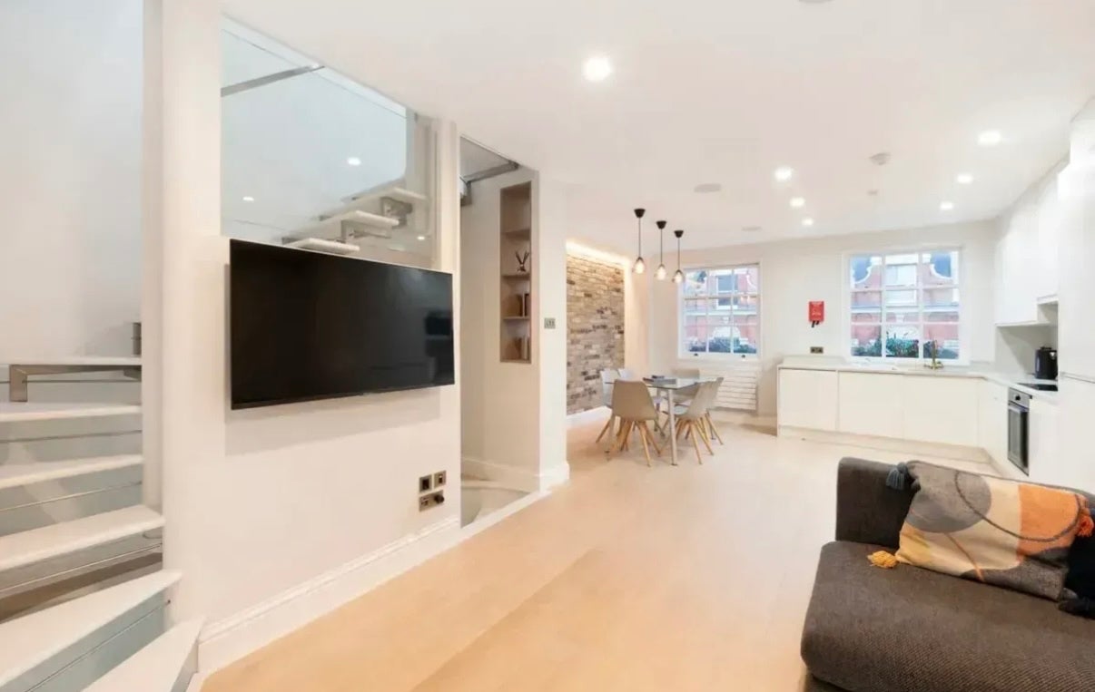 Flat Windmill Street in Greater London