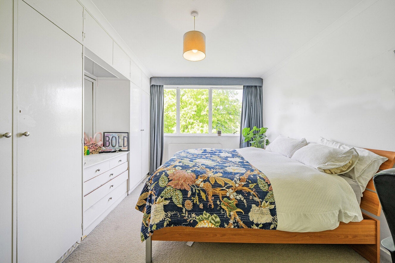Flat Eton Avenue in Greater London