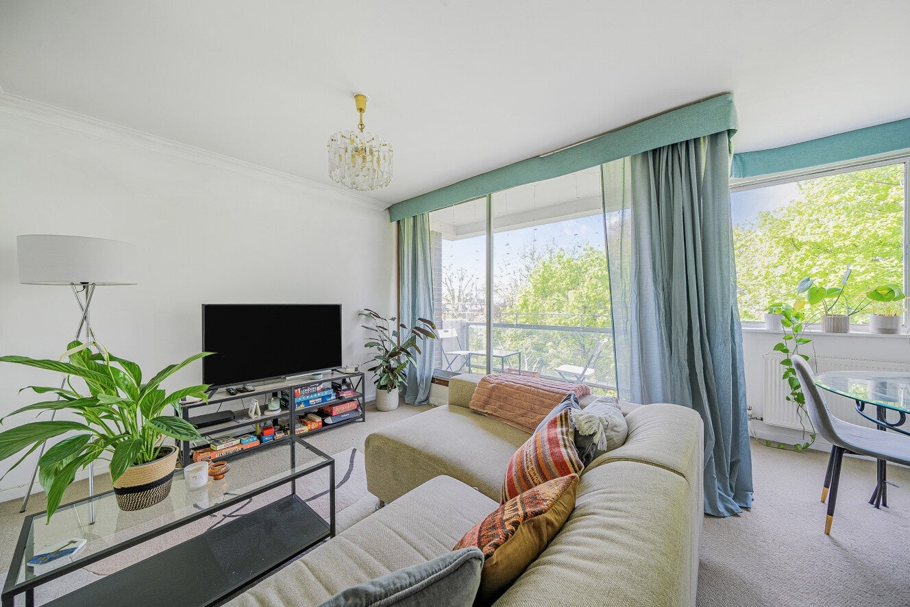 Flat Eton Avenue in Greater London