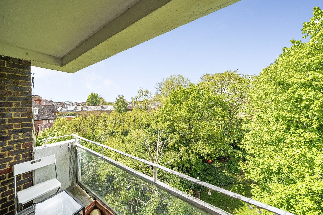 Flat Eton Avenue in Greater London