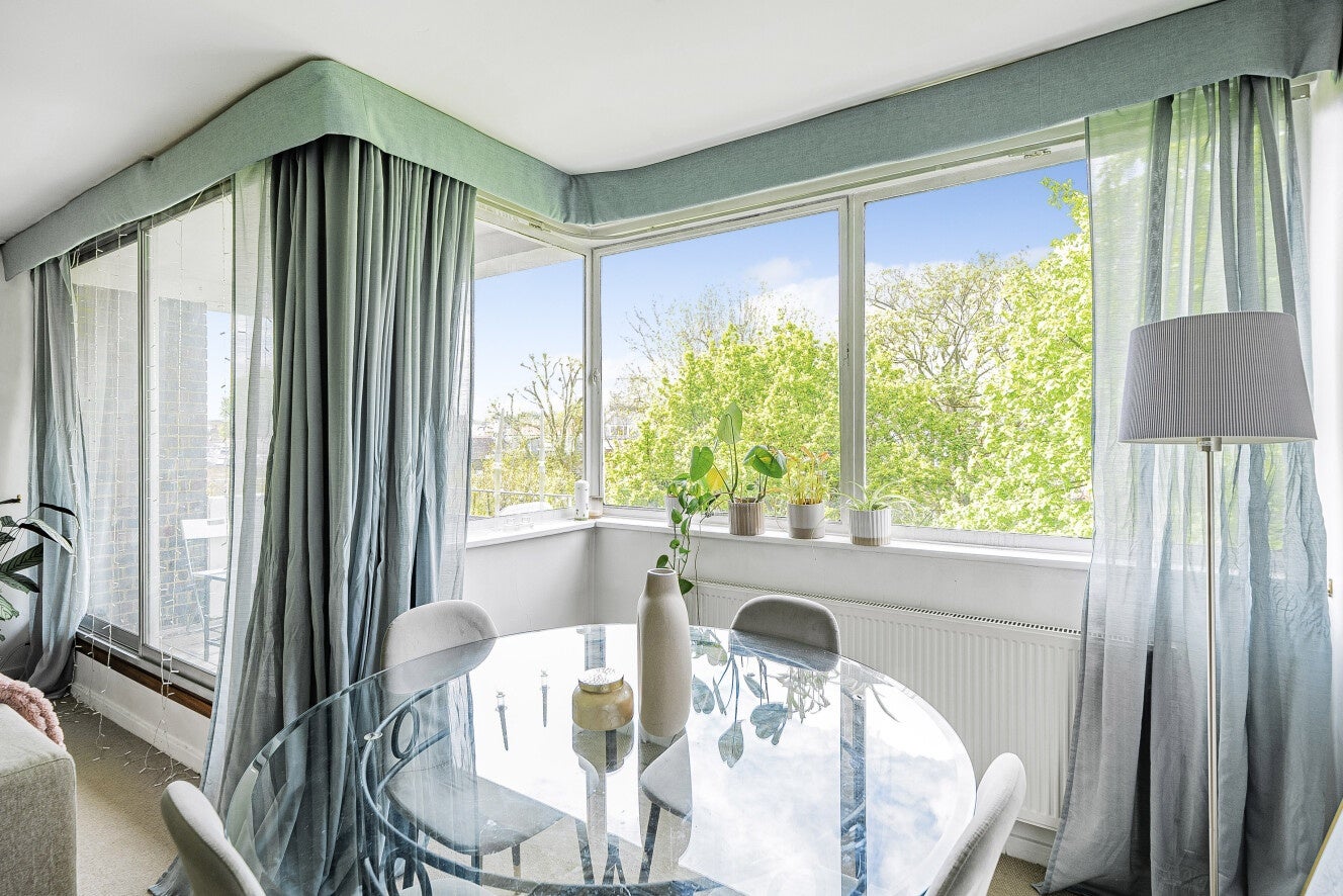 Flat Eton Avenue in Greater London