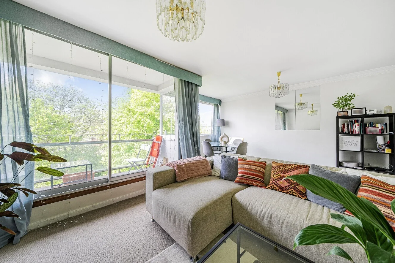 Flat Eton Avenue in Greater London