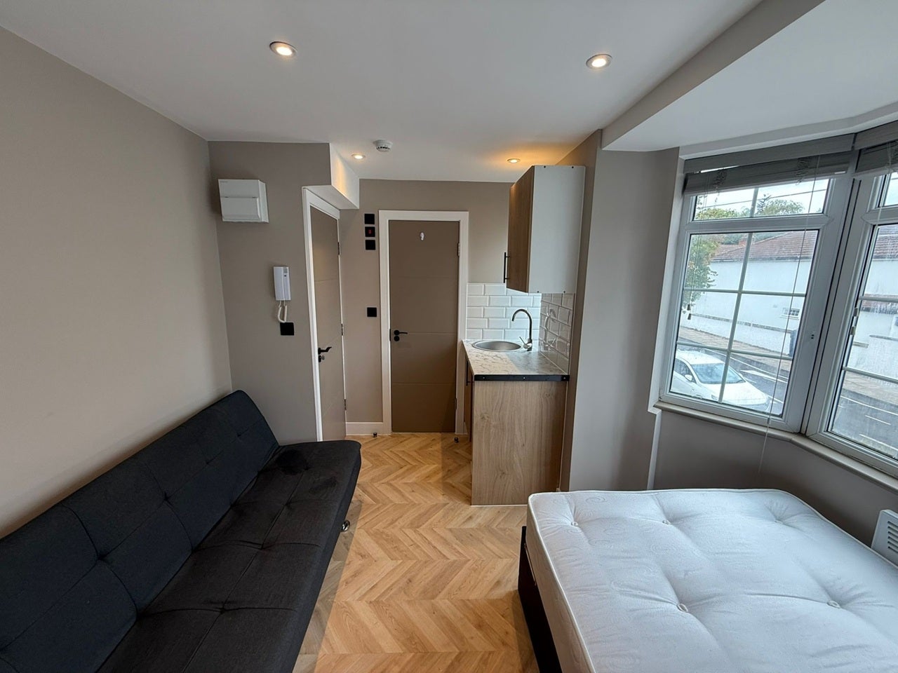 Flat Whitefriars Avenue in Greater London