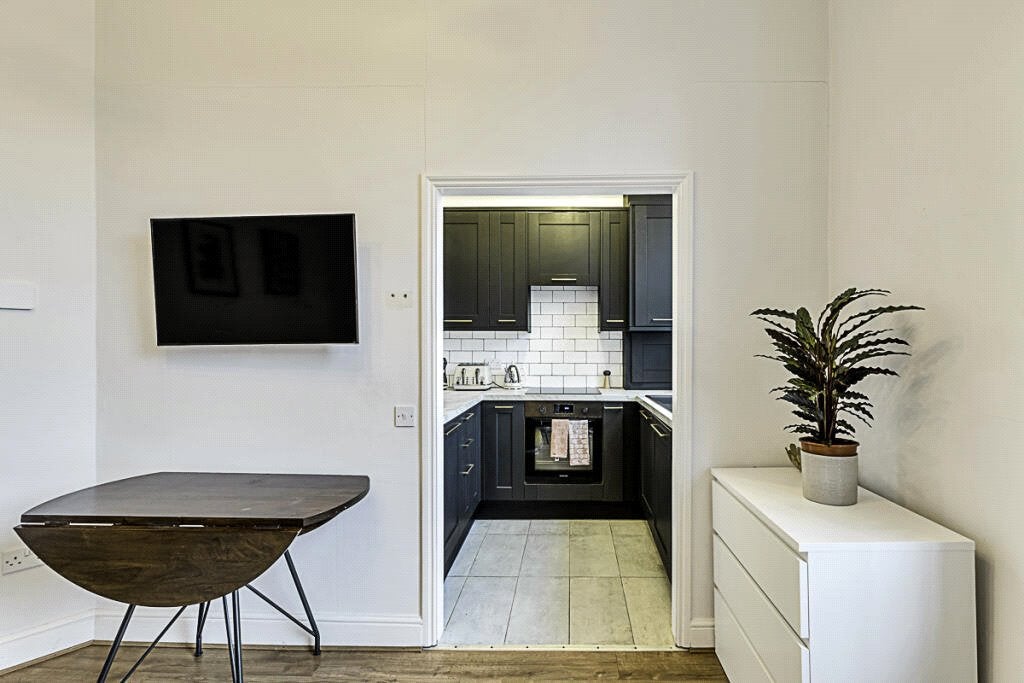 Flat Sulgrave Road in Greater London