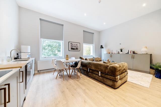 Flat Linden Gardens in Greater London