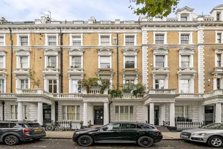 Flat Linden Gardens in Greater London