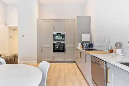 Flat Linden Gardens in Greater London