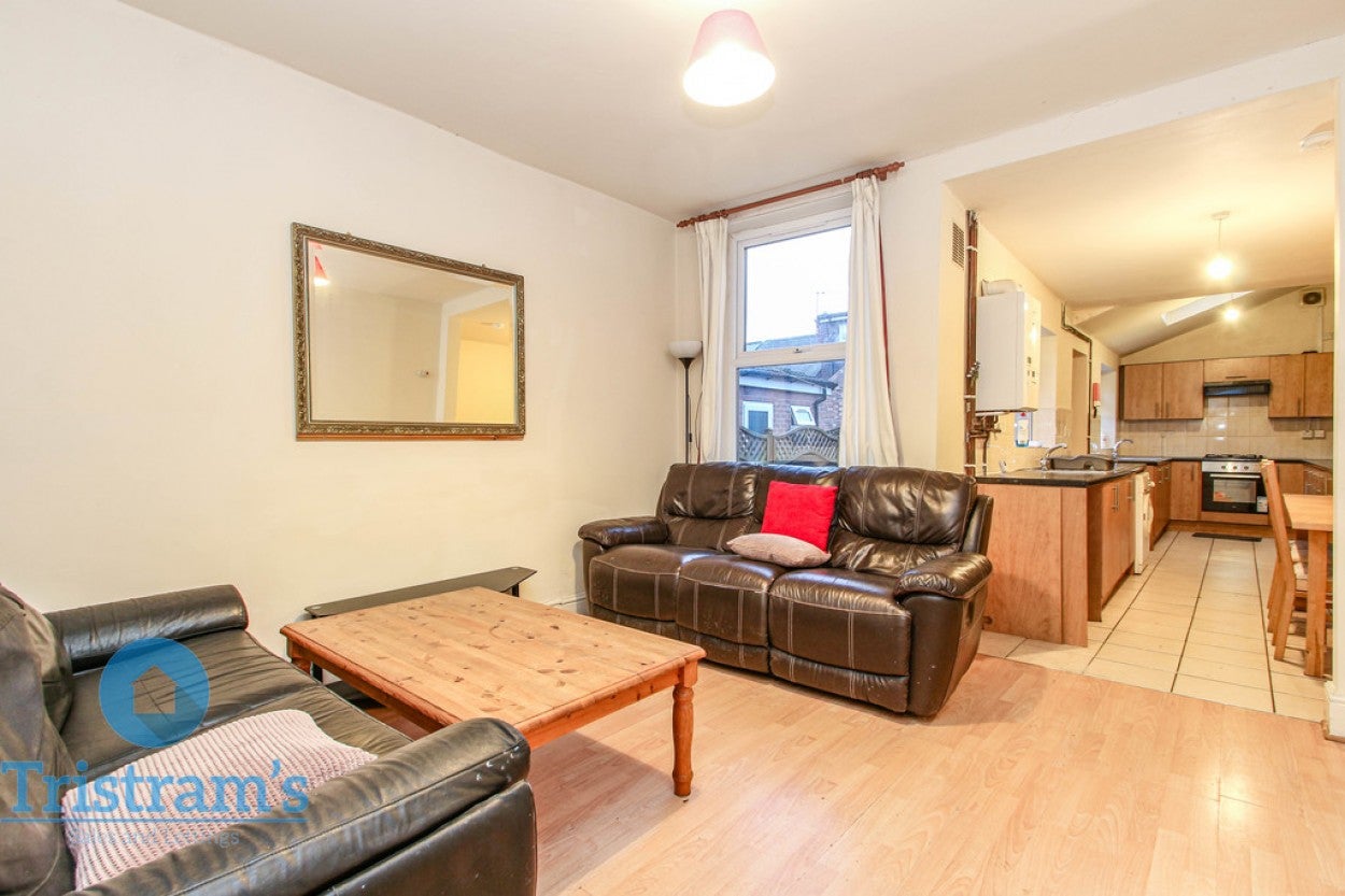 Room Sandfield Road in Nottingham
