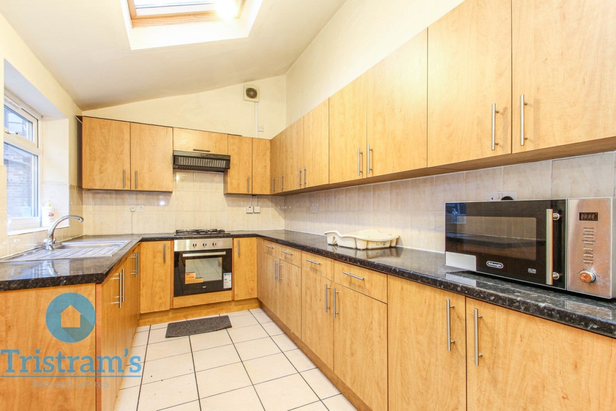Room Sandfield Road in Nottingham